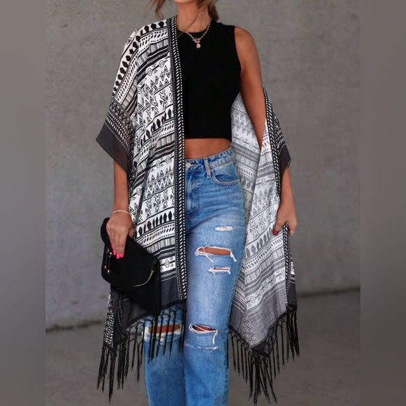 Black and White Patterned Women's Kimino - Picture 2 of 9